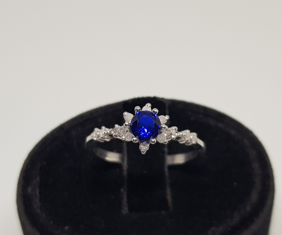 SAFİR VE PIRLANTA TAŞLI PAPATYA MODEL YÜZÜ