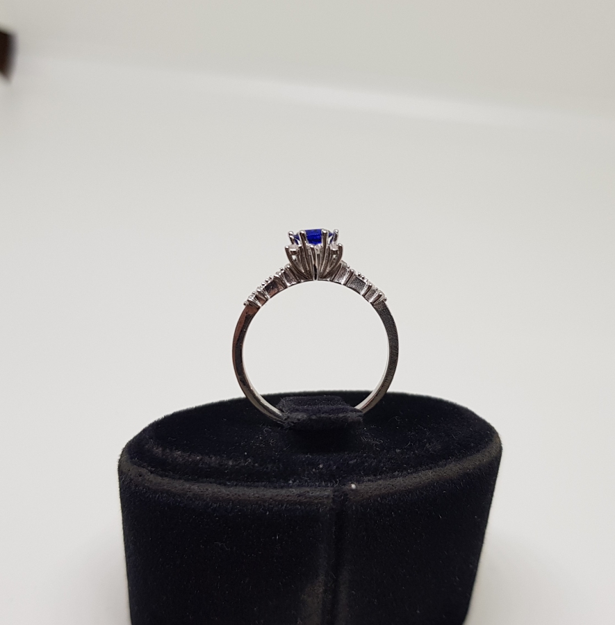 SAFİR VE PIRLANTA TAŞLI PAPATYA MODEL YÜZÜ