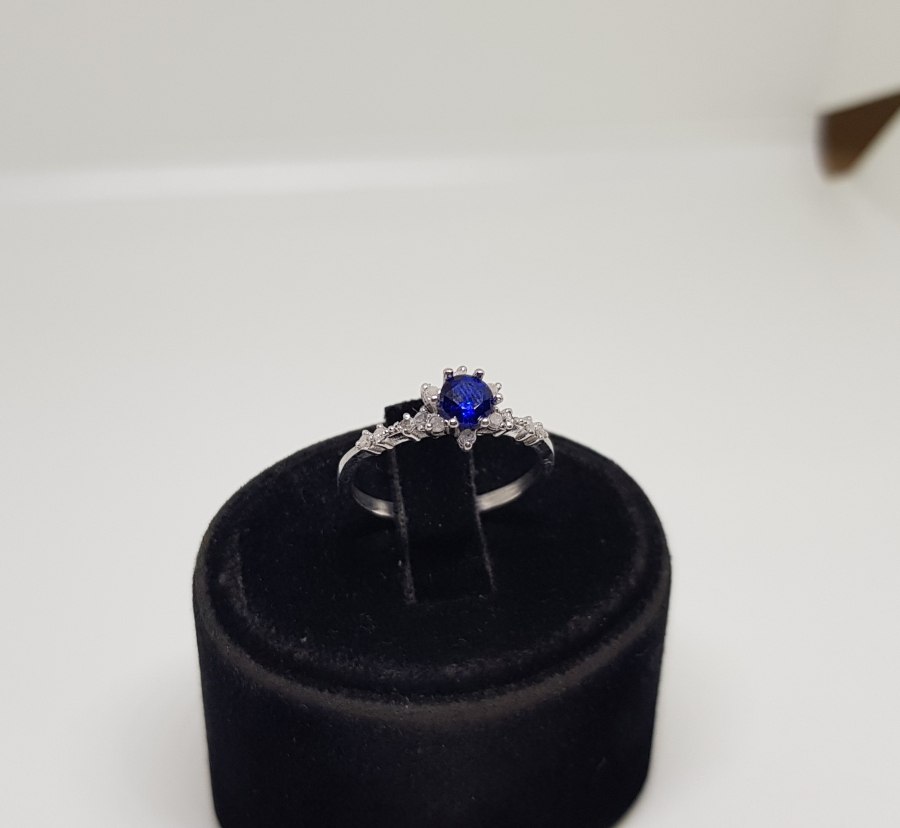 SAFİR VE PIRLANTA TAŞLI PAPATYA MODEL YÜZÜ