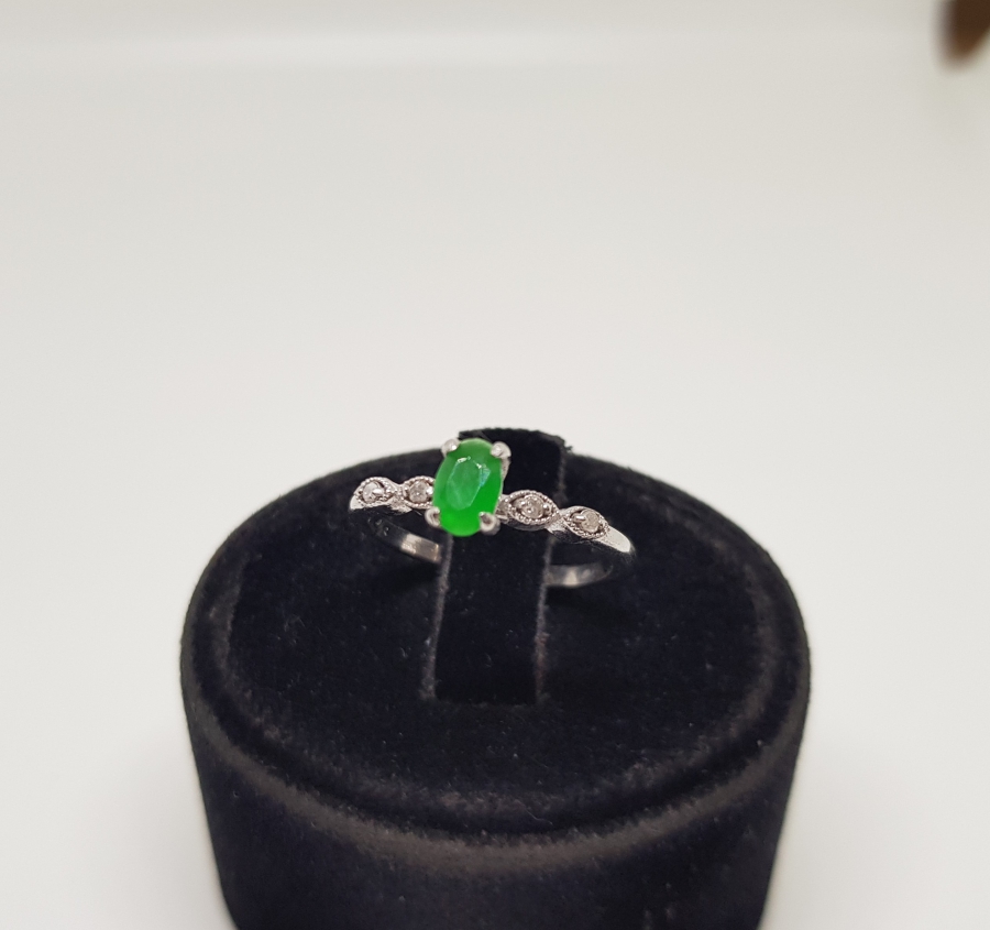 ZÜMRÜT VE PIRLANTA TAŞLI TEKTAŞ MODEL YÜZÜK