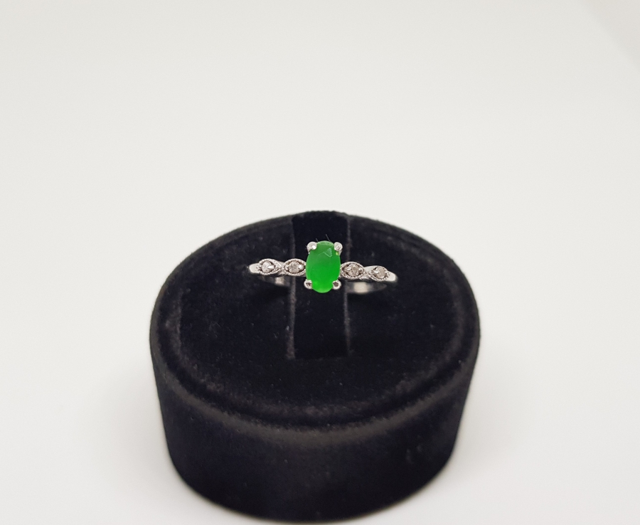 ZÜMRÜT VE PIRLANTA TAŞLI TEKTAŞ MODEL YÜZÜK