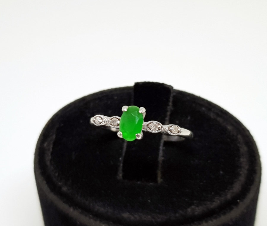 ZÜMRÜT VE PIRLANTA TAŞLI TEKTAŞ MODEL YÜZÜK