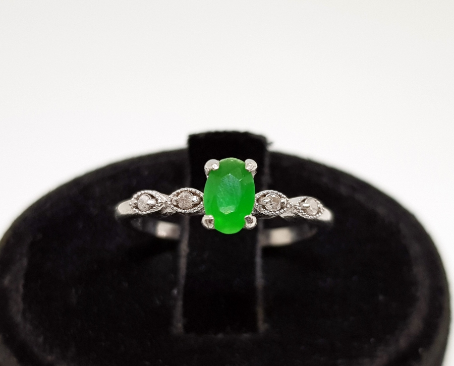 ZÜMRÜT VE PIRLANTA TAŞLI TEKTAŞ MODEL YÜZÜK