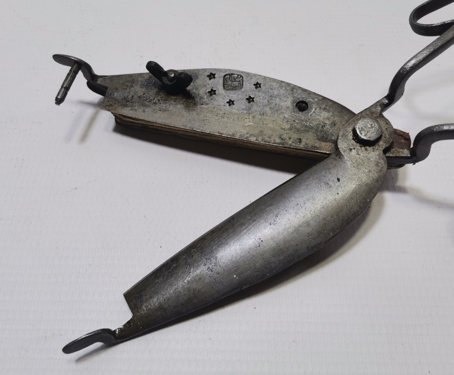 ÜZERİ OSMANLICA USTA DAMGALI OSMANLI DÖNEMİ NADİR HEREKE HALI MAKASI