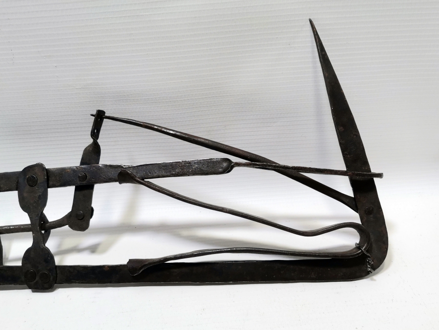 TAMAMI EL YAPIMI PRİMİTİF FORMLU OSMANLI DÖNEMİ KÖSTEBEK YAKALAMA ALETİ