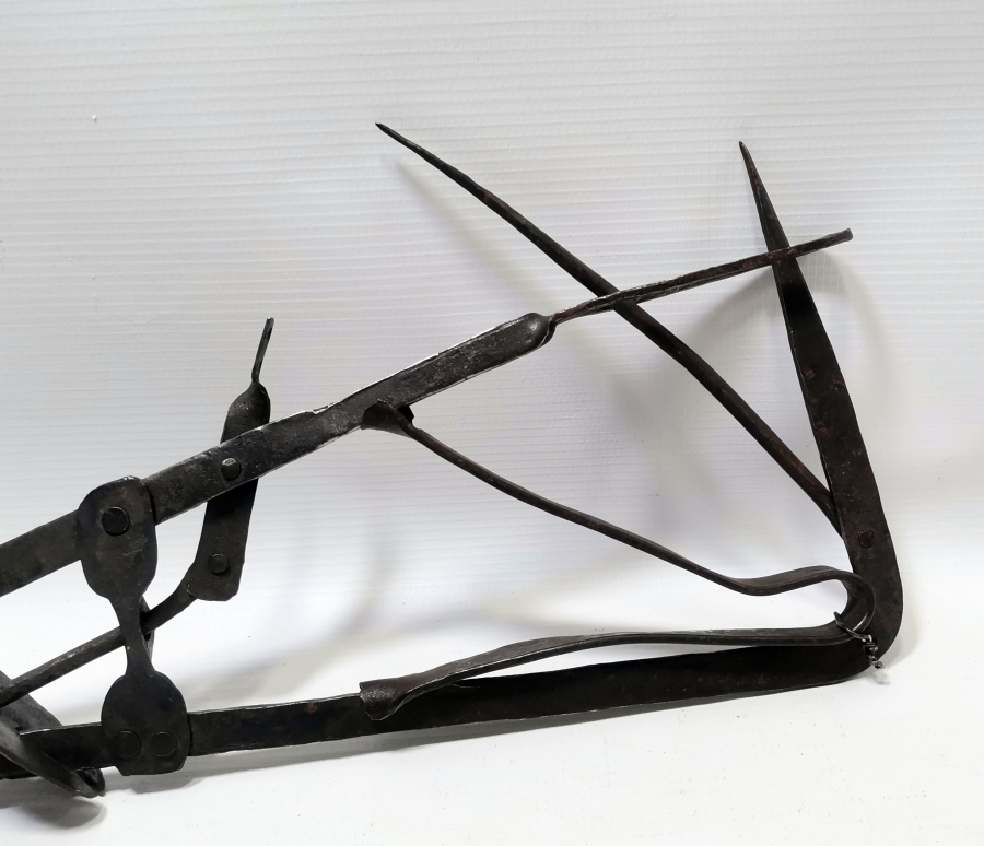 TAMAMI EL YAPIMI PRİMİTİF FORMLU OSMANLI DÖNEMİ KÖSTEBEK YAKALAMA ALETİ