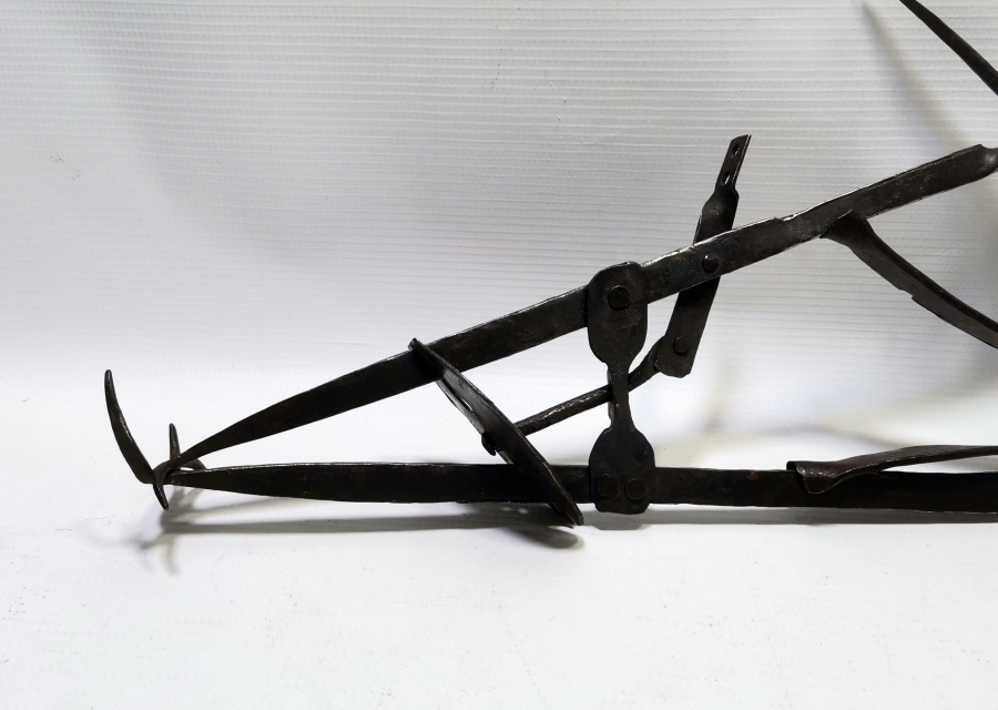 TAMAMI EL YAPIMI PRİMİTİF FORMLU OSMANLI DÖNEMİ KÖSTEBEK YAKALAMA ALETİ