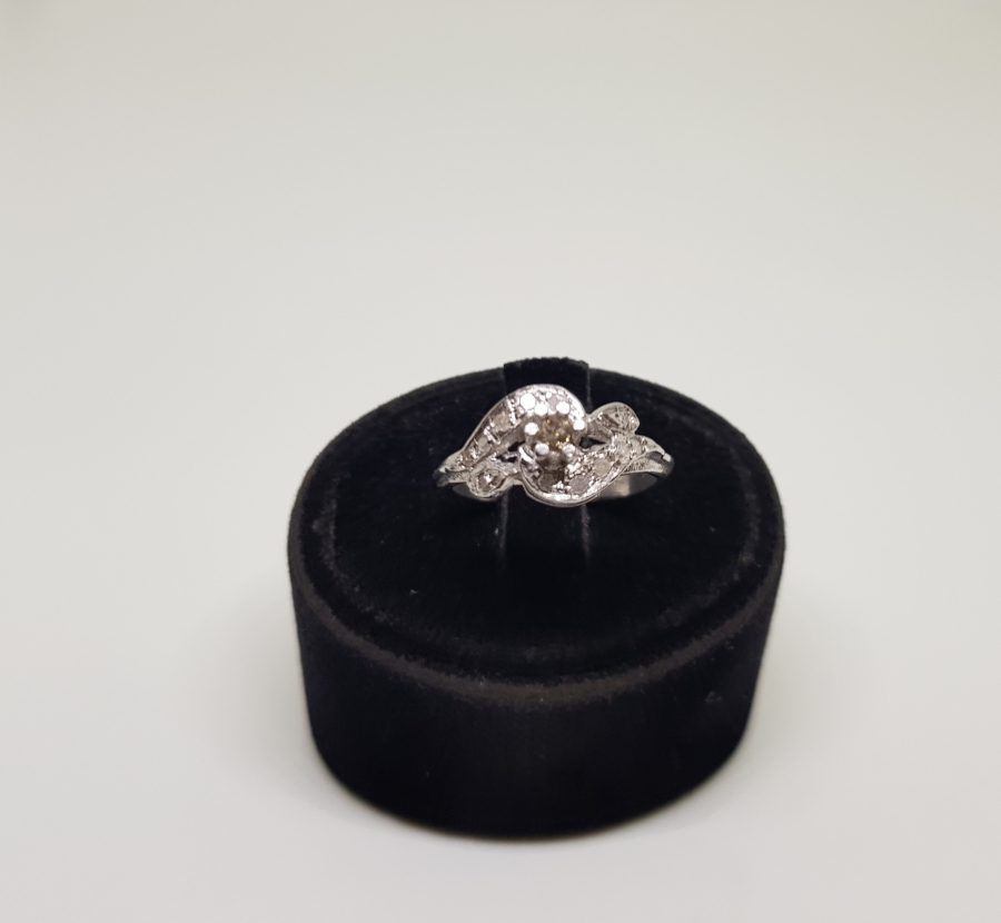 SALYANGOZ MODELİ PIRLANTA TAŞLI YÜZÜK