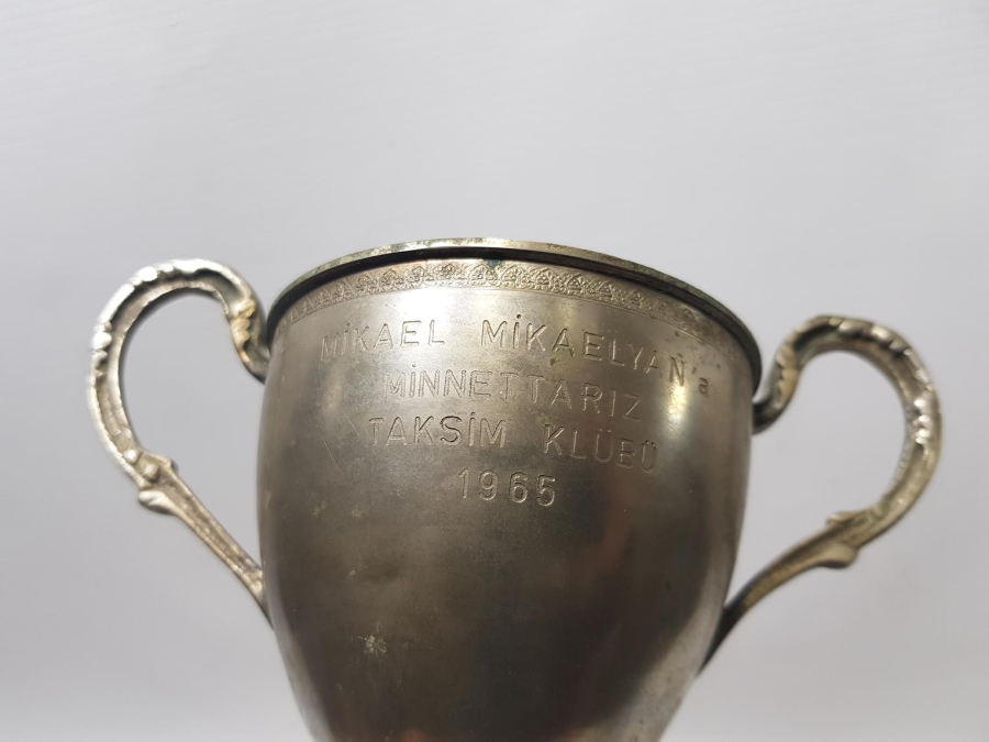 1965 MİKAEL MİKAELYANA MİNNETTARIZ TAKSİM KULÜBÜ YAZILI KUPA