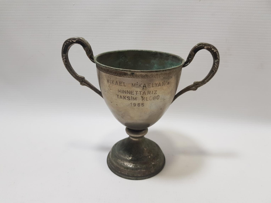 1965 MİKAEL MİKAELYANA MİNNETTARIZ TAKSİM KULÜBÜ YAZILI KUPA