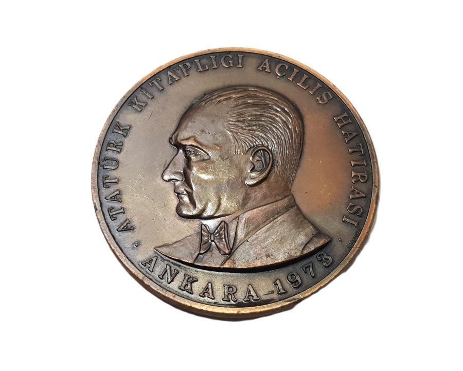1973 YAPI VE KREDİ BANKASI ANKARA ATATÜRK KİTAPLIĞI AÇILIŞ HATIRASI MADALYON