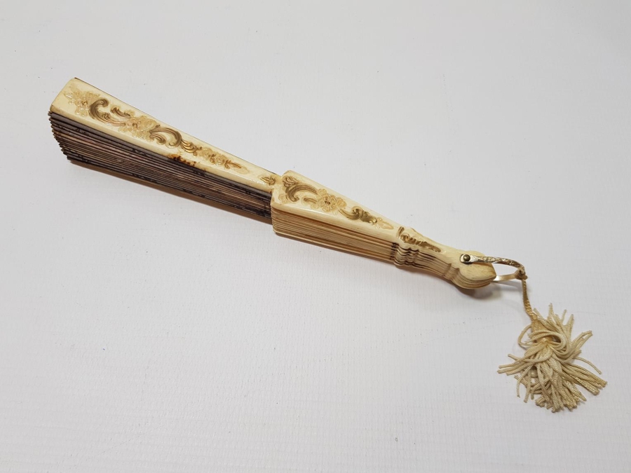 ANTİKA FİLDİŞİ SAPLI SANATÇI İŞİ EL BOYAMA YELPAZE