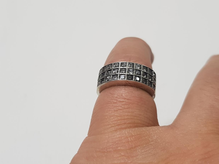 ZİRKON TAŞLARLA SÜSLÜ GÜMÜŞ YÜZÜK