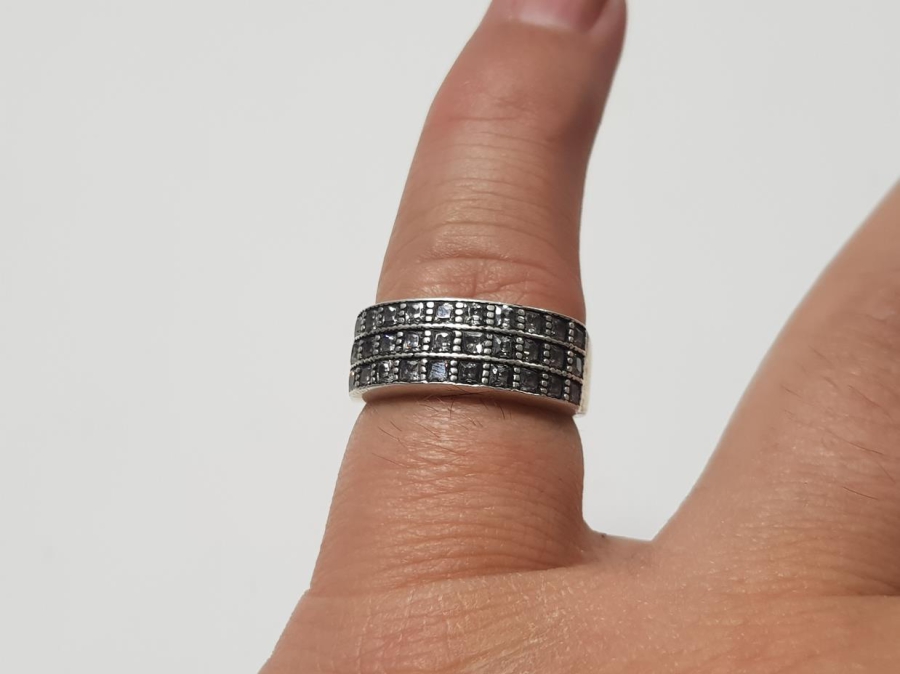 ZİRKON TAŞLARLA SÜSLÜ GÜMÜŞ YÜZÜK