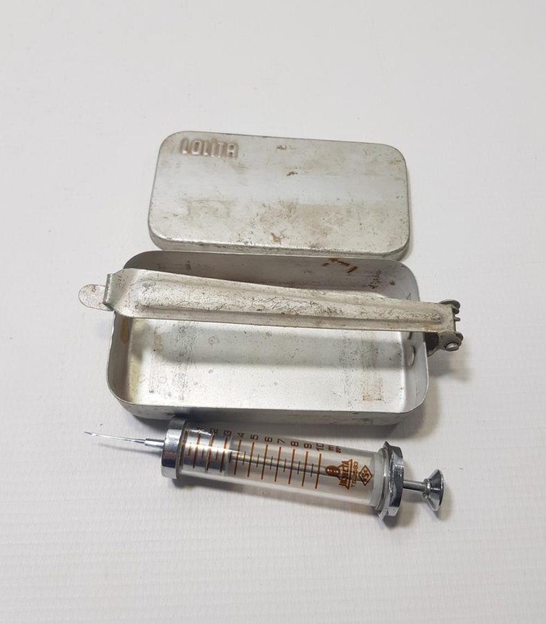 ANTİKA CAM ENJEKTÖR VE ŞIRINGA KUTUSU