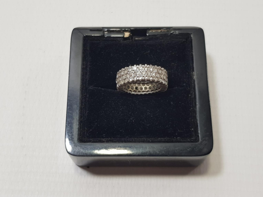 ZİRKON TAŞLARLA SÜSLÜ GÜMÜŞ YÜZÜK