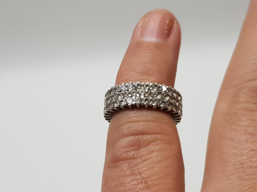 ZİRKON TAŞLARLA SÜSLÜ GÜMÜŞ YÜZÜK