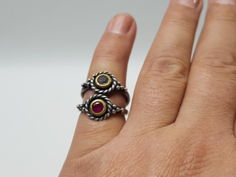 ÜZERİ DOĞAL TAŞLARLA SÜSLÜ İKİZ GÜMÜŞ YÜZÜK