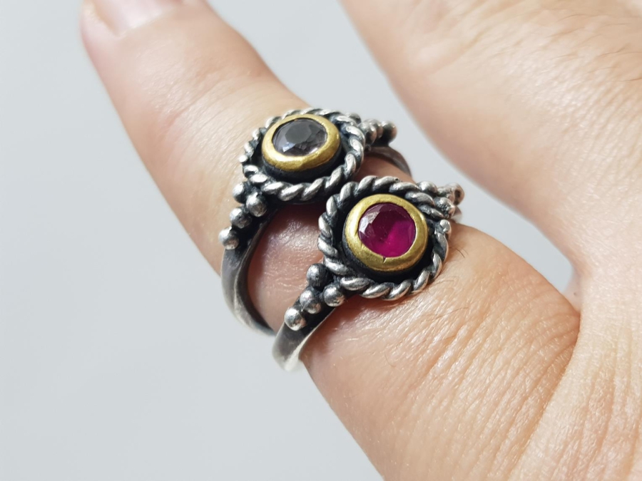 ÜZERİ DOĞAL TAŞLARLA SÜSLÜ İKİZ GÜMÜŞ YÜZÜK