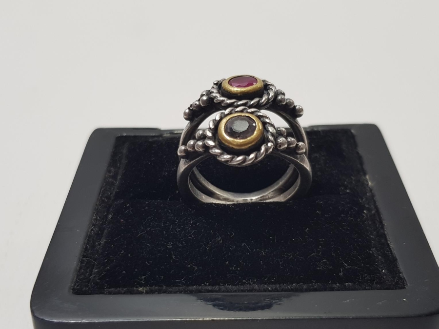 ÜZERİ DOĞAL TAŞLARLA SÜSLÜ İKİZ GÜMÜŞ YÜZÜK