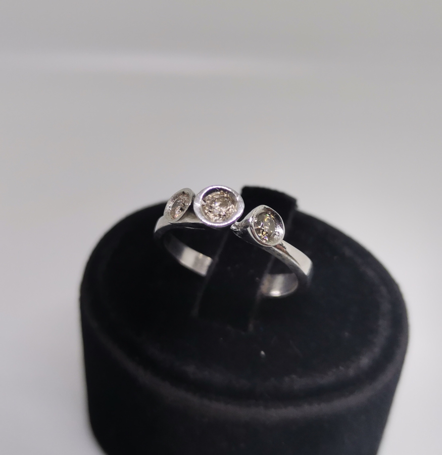 ÜÇTAŞ MODEL PIRLANTA YÜZÜK