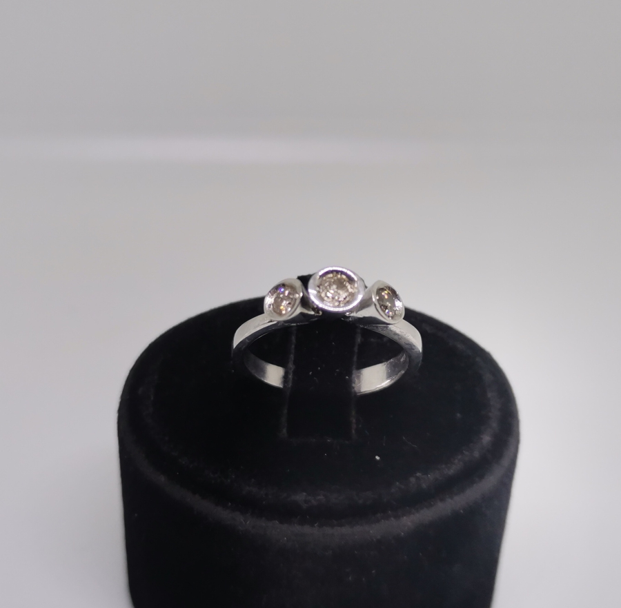 ÜÇTAŞ MODEL PIRLANTA YÜZÜK