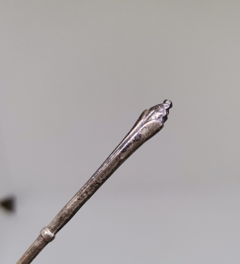 ÜST KISMI LALE FORMUNDA OSMANLI DÖNEMİ GÜMÜŞ İĞNE