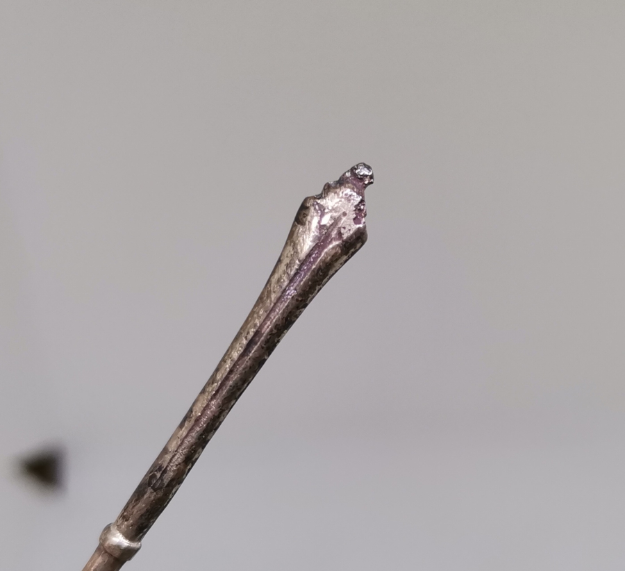 ÜST KISMI LALE FORMUNDA OSMANLI DÖNEMİ GÜMÜŞ İĞNE