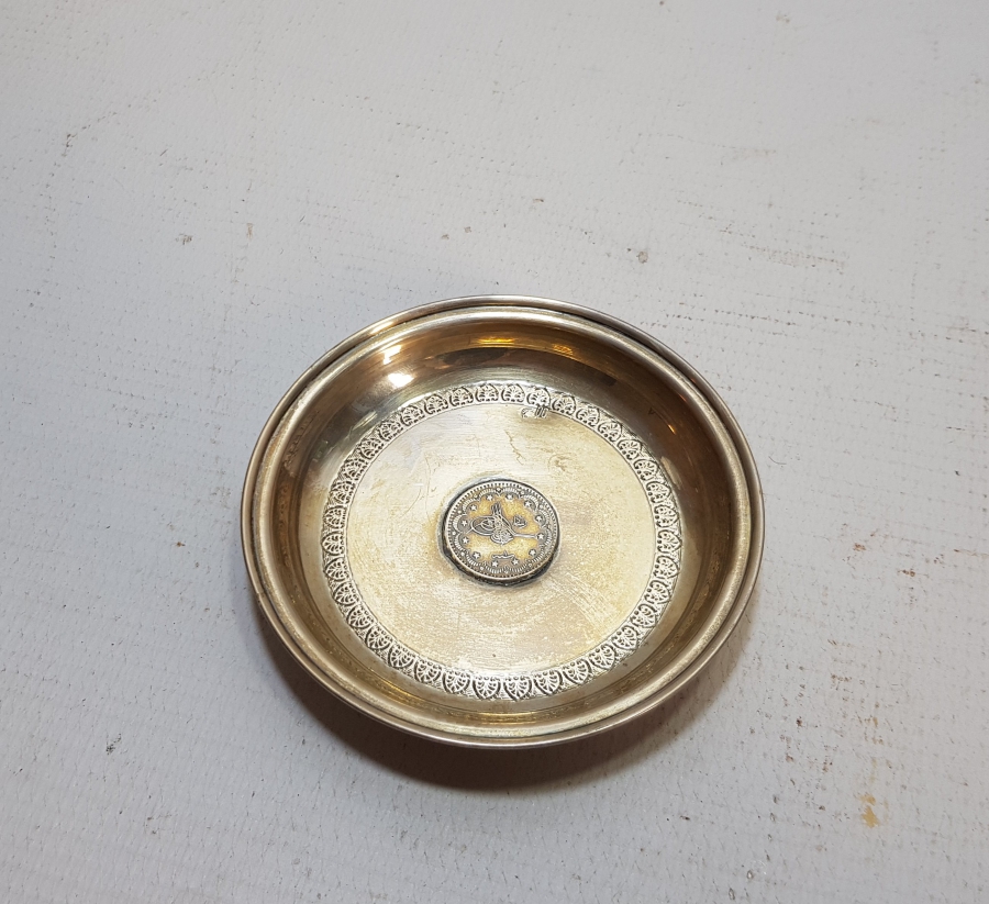 ORTASINDA MEHMED REŞAD HAN DÖNEMİ GÜMÜŞ 5 KURUŞ BULUNAN ANTİKA KINA TASI