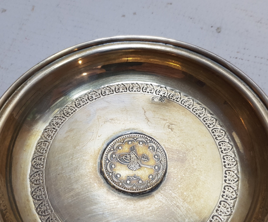 ORTASINDA MEHMED REŞAD HAN DÖNEMİ GÜMÜŞ 5 KURUŞ BULUNAN ANTİKA KINA TASI