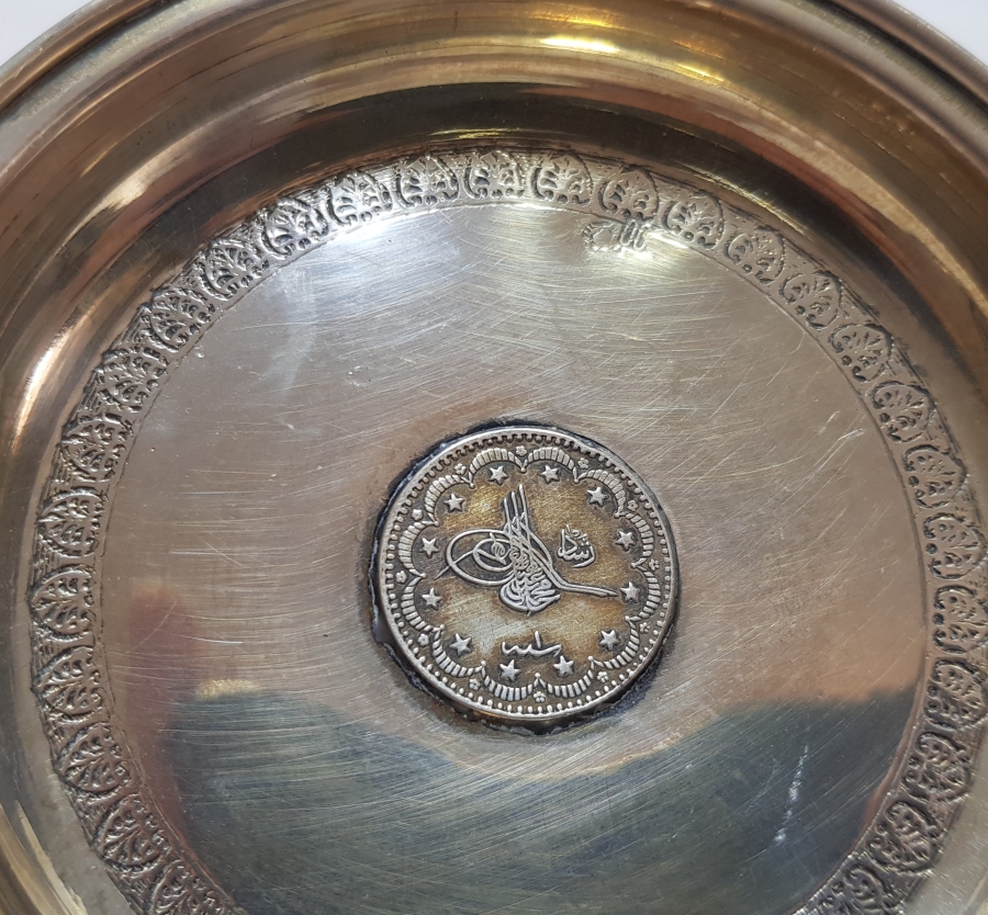 ORTASINDA MEHMED REŞAD HAN DÖNEMİ GÜMÜŞ 5 KURUŞ BULUNAN ANTİKA KINA TASI