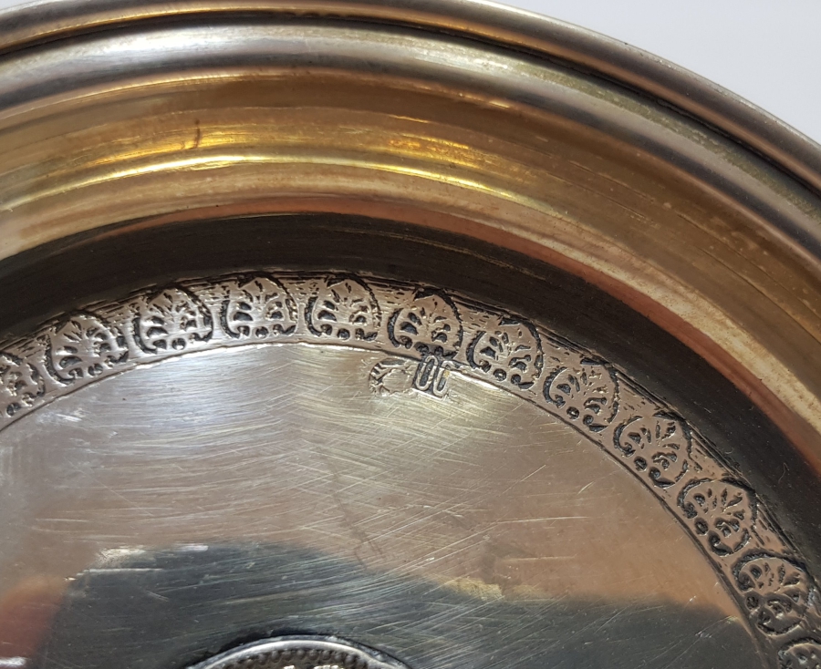 ORTASINDA MEHMED REŞAD HAN DÖNEMİ GÜMÜŞ 5 KURUŞ BULUNAN ANTİKA KINA TASI