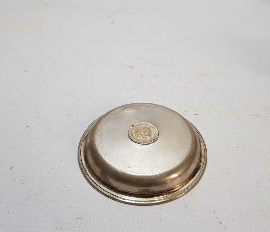 ORTASINDA MEHMED REŞAD HAN DÖNEMİ GÜMÜŞ 5 KURUŞ BULUNAN ANTİKA KINA TASI