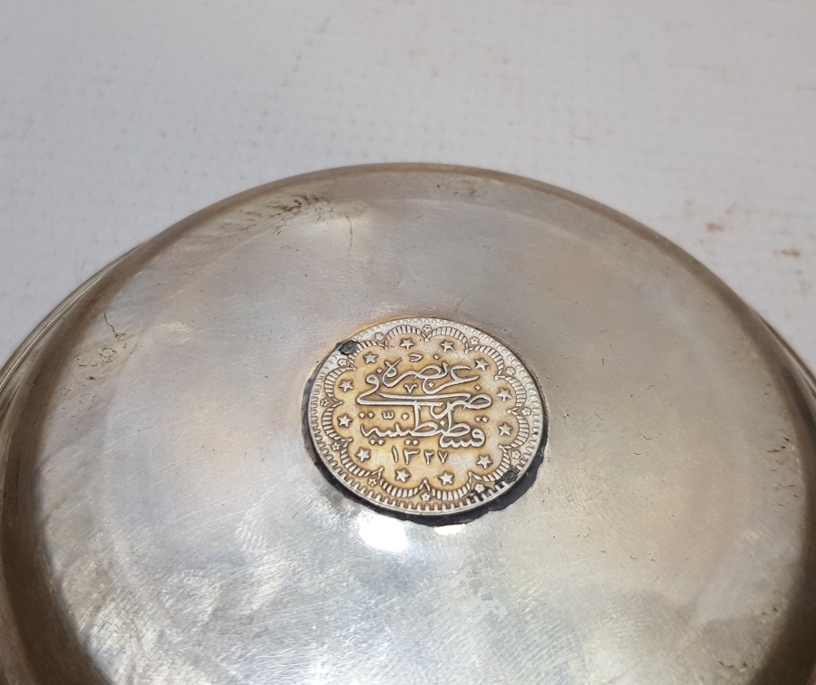 ORTASINDA MEHMED REŞAD HAN DÖNEMİ GÜMÜŞ 5 KURUŞ BULUNAN ANTİKA KINA TASI