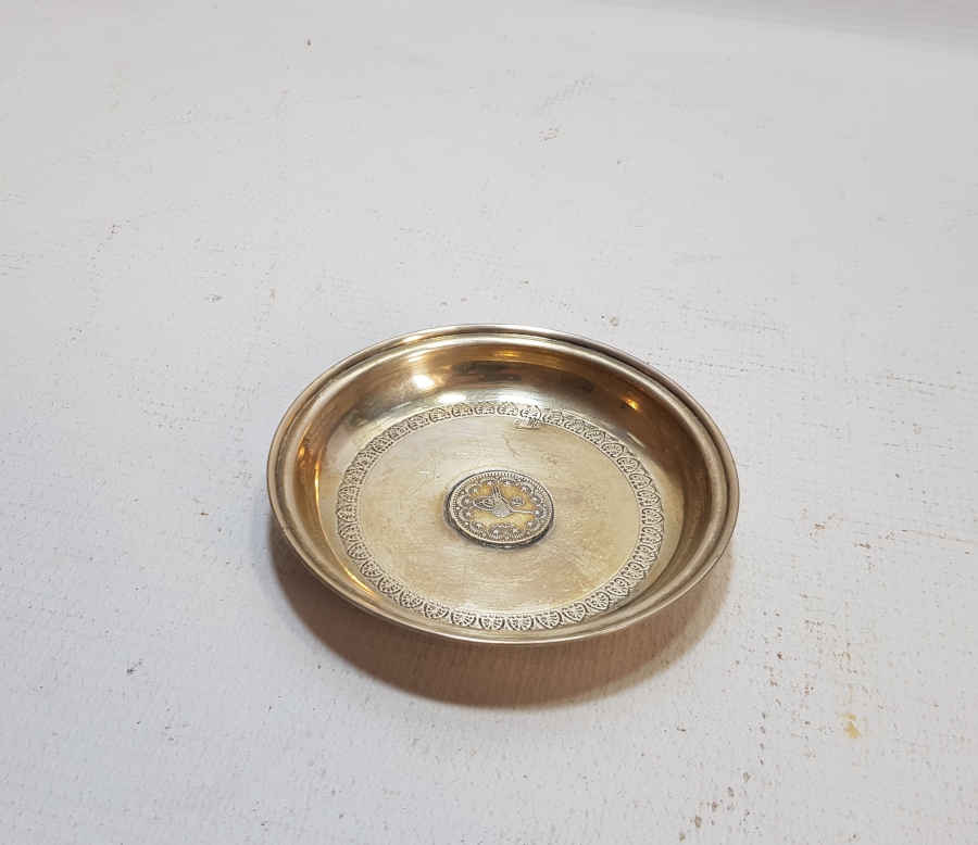 ORTASINDA MEHMED REŞAD HAN DÖNEMİ GÜMÜŞ 5 KURUŞ BULUNAN ANTİKA KINA TASI