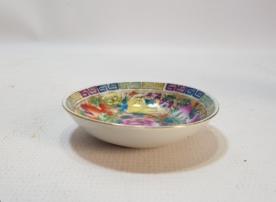 UZAKDOĞU YAPIMI ALTI DAMGALI ANTİKA PORSELEN KASE