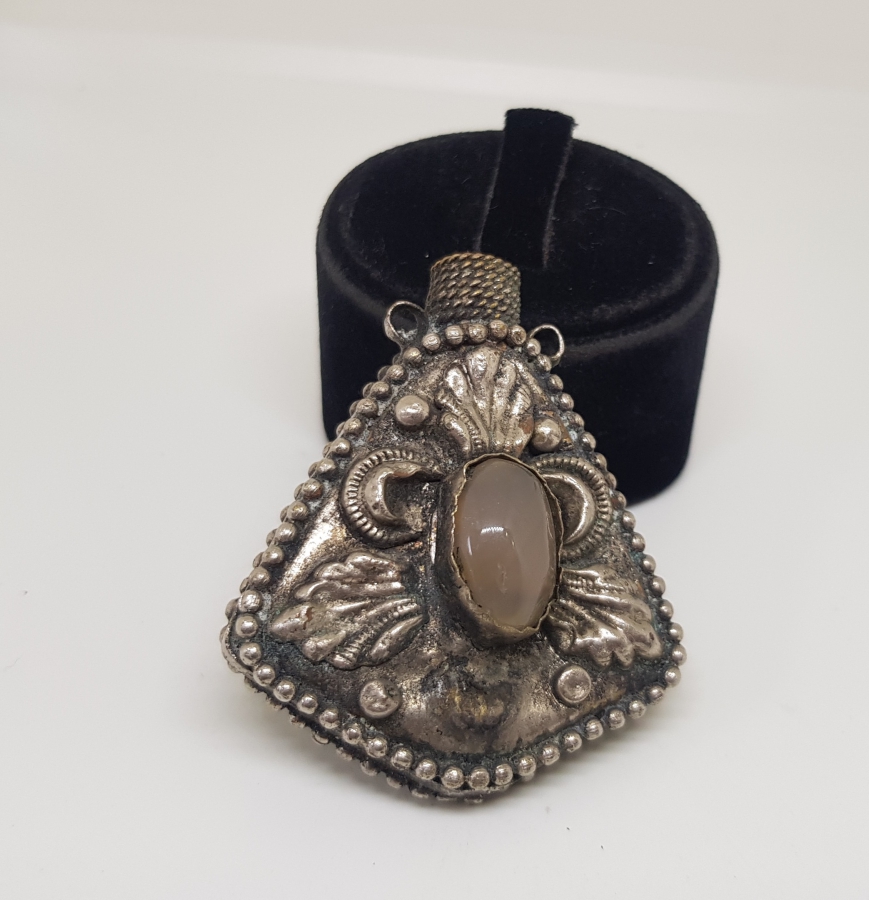 KABARTMA İŞÇİLİKLİ VE ÜZERİ DOĞAL TAŞLI ANTİKA KOKULUK