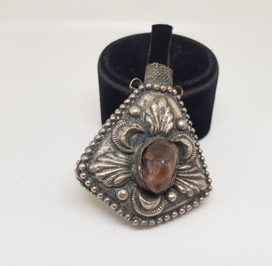 KABARTMA İŞÇİLİKLİ VE ÜZERİ DOĞAL TAŞLI ANTİKA KOKULUK