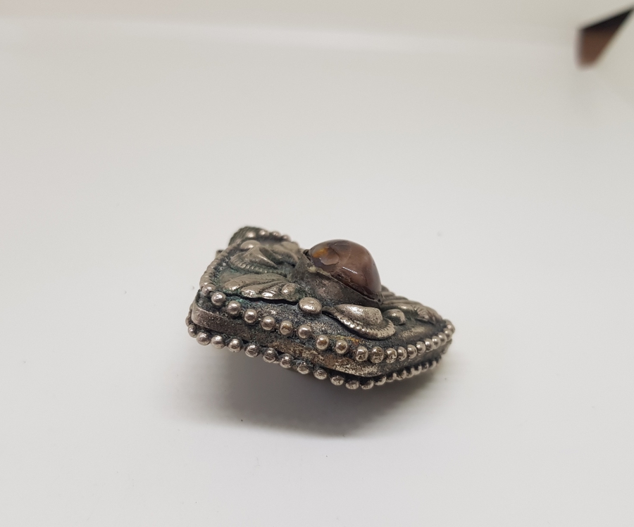 KABARTMA İŞÇİLİKLİ VE ÜZERİ DOĞAL TAŞLI ANTİKA KOKULUK