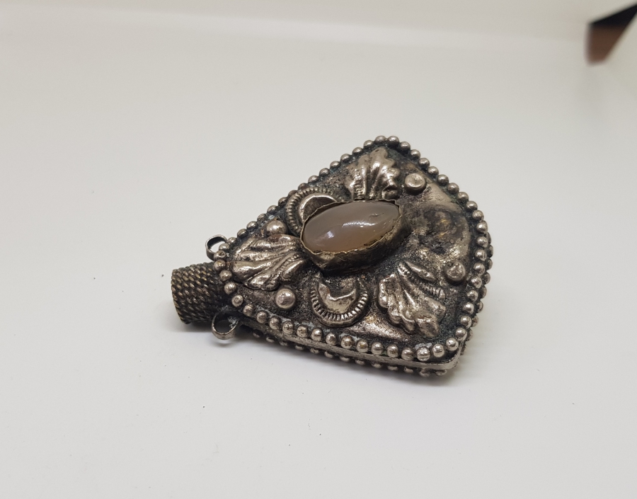 KABARTMA İŞÇİLİKLİ VE ÜZERİ DOĞAL TAŞLI ANTİKA KOKULUK