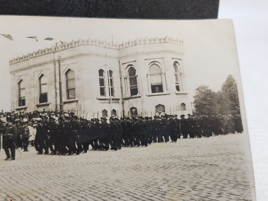 ÜZERİ OSMANLICA YAZILI SUBAYLAR GÖRSELLİ CUMHURİYET BAŞLARI FOTOĞRAF