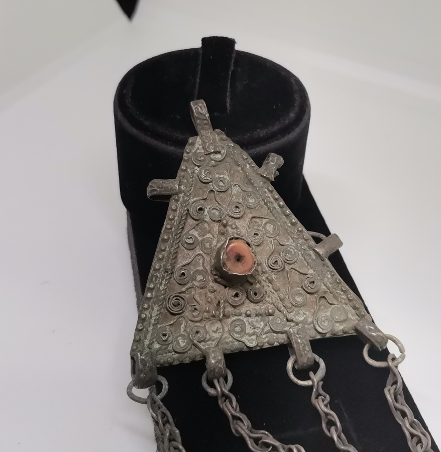 ÜZERİ MERCAN TAŞLI VE KABARTMA İŞÇİLİKLİ OSMANLI DÖNEMİ KAZ AYAĞI AŞİRET SİMGELİ FES TAKISI