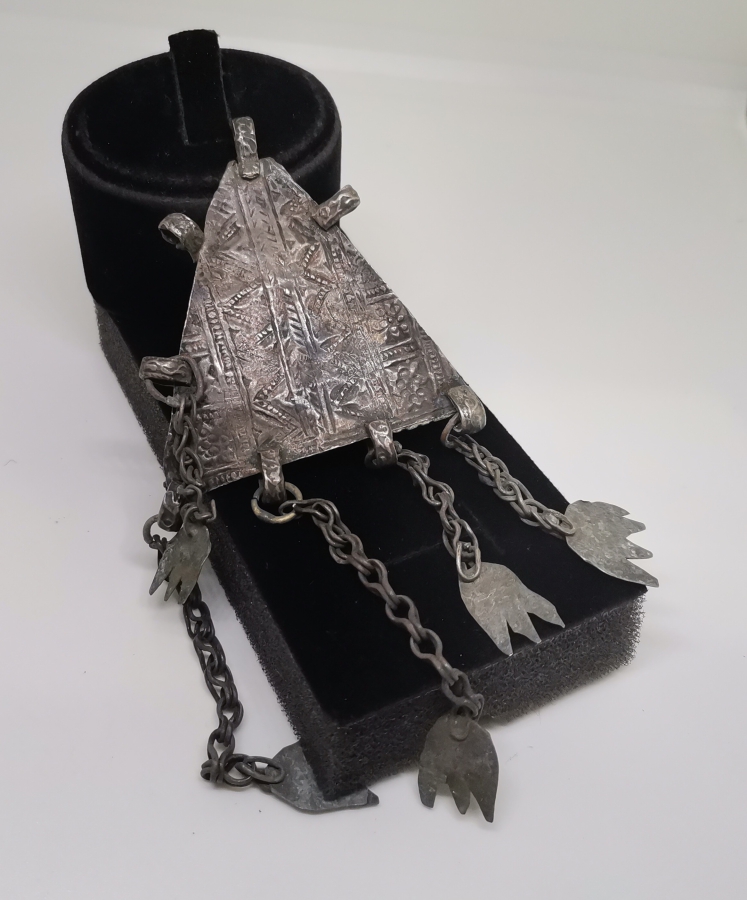 ÜZERİ MERCAN TAŞLI VE KABARTMA İŞÇİLİKLİ OSMANLI DÖNEMİ KAZ AYAĞI AŞİRET SİMGELİ FES TAKISI