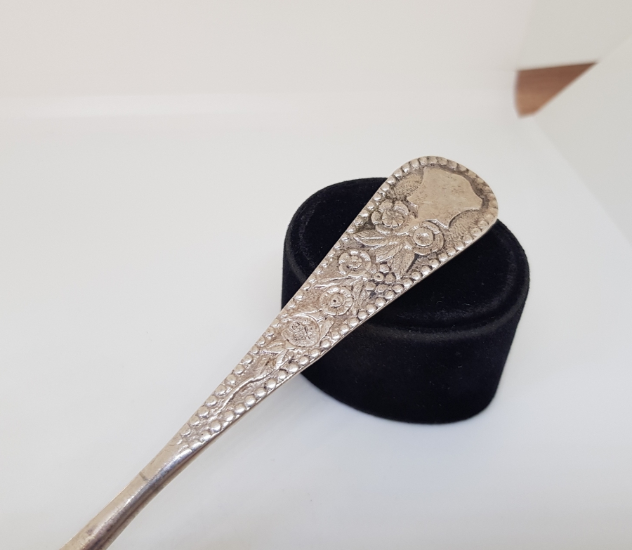 ABDÜLHAMİD HAN DÖNEMİ KABARTMA İŞÇİLİKLİ TUĞRALI, SAH DAMGALI VE ÇEŞNİLİ NADİR TİPTE GÜMÜŞ TATLI KAŞIĞI