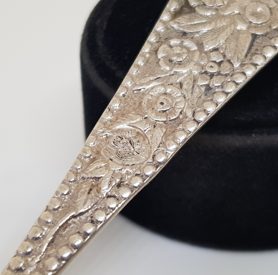 ABDÜLHAMİD HAN DÖNEMİ KABARTMA İŞÇİLİKLİ TUĞRALI, SAH DAMGALI VE ÇEŞNİLİ NADİR TİPTE GÜMÜŞ TATLI KAŞIĞI