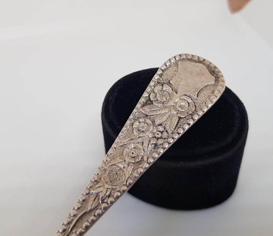 ABDÜLHAMİD HAN DÖNEMİ KABARTMA İŞÇİLİKLİ TUĞRALI, SAH DAMGALI VE ÇEŞNİLİ NADİR TİPTE GÜMÜŞ TATLI KAŞIĞI