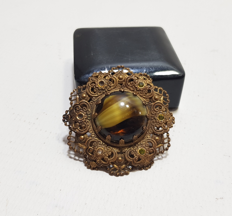 KABARTMA İŞÇİLİKLİ AVRUPA YAPIMI ANTİKA BROŞ