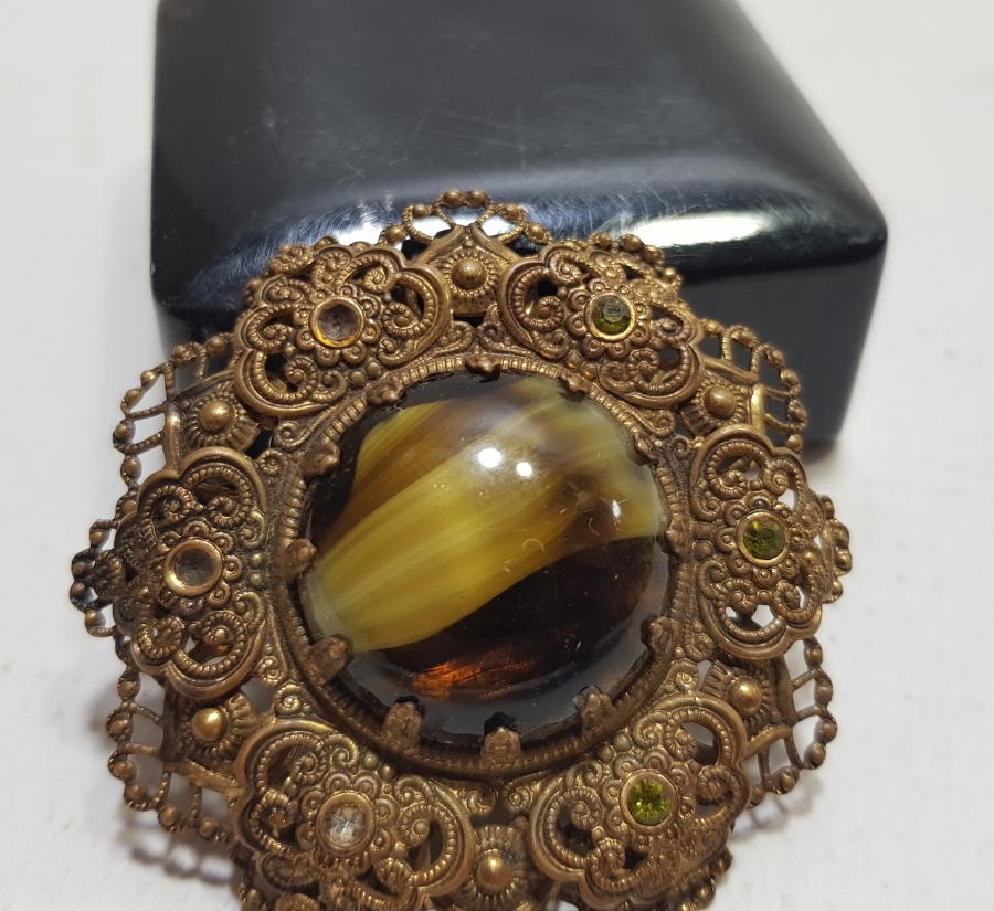 KABARTMA İŞÇİLİKLİ AVRUPA YAPIMI ANTİKA BROŞ