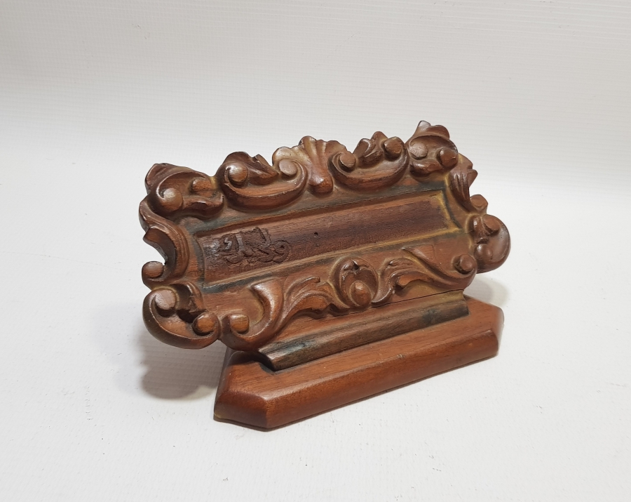 OSMANLI DÖNEMİ ÜZERİ EL OYMA İŞÇİLİKLİ VE OSMANLICA YAZILI AHŞAP VALİ MASAÜSTÜ İSİMLİĞİ