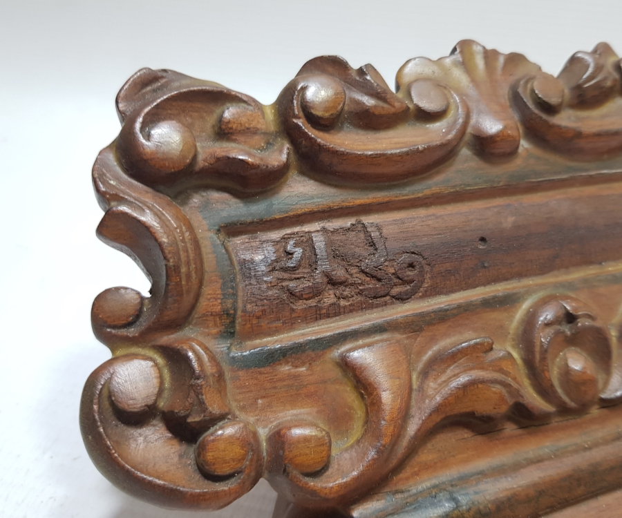 OSMANLI DÖNEMİ ÜZERİ EL OYMA İŞÇİLİKLİ VE OSMANLICA YAZILI AHŞAP VALİ MASAÜSTÜ İSİMLİĞİ